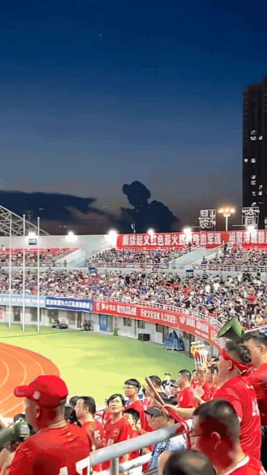 “终于火到人民日报了！”江西，一场足球比赛，没想到，现场观众不看球，全都抬起头愣