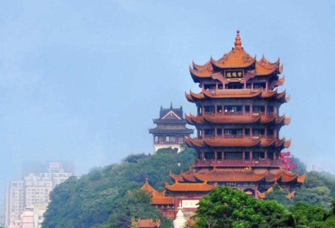 中国四大名楼都有哪些?黄鹤楼，雄踞蛇山之巅，俯揽万里长江，黄鹤楼以飞檐翘角、黄瓦