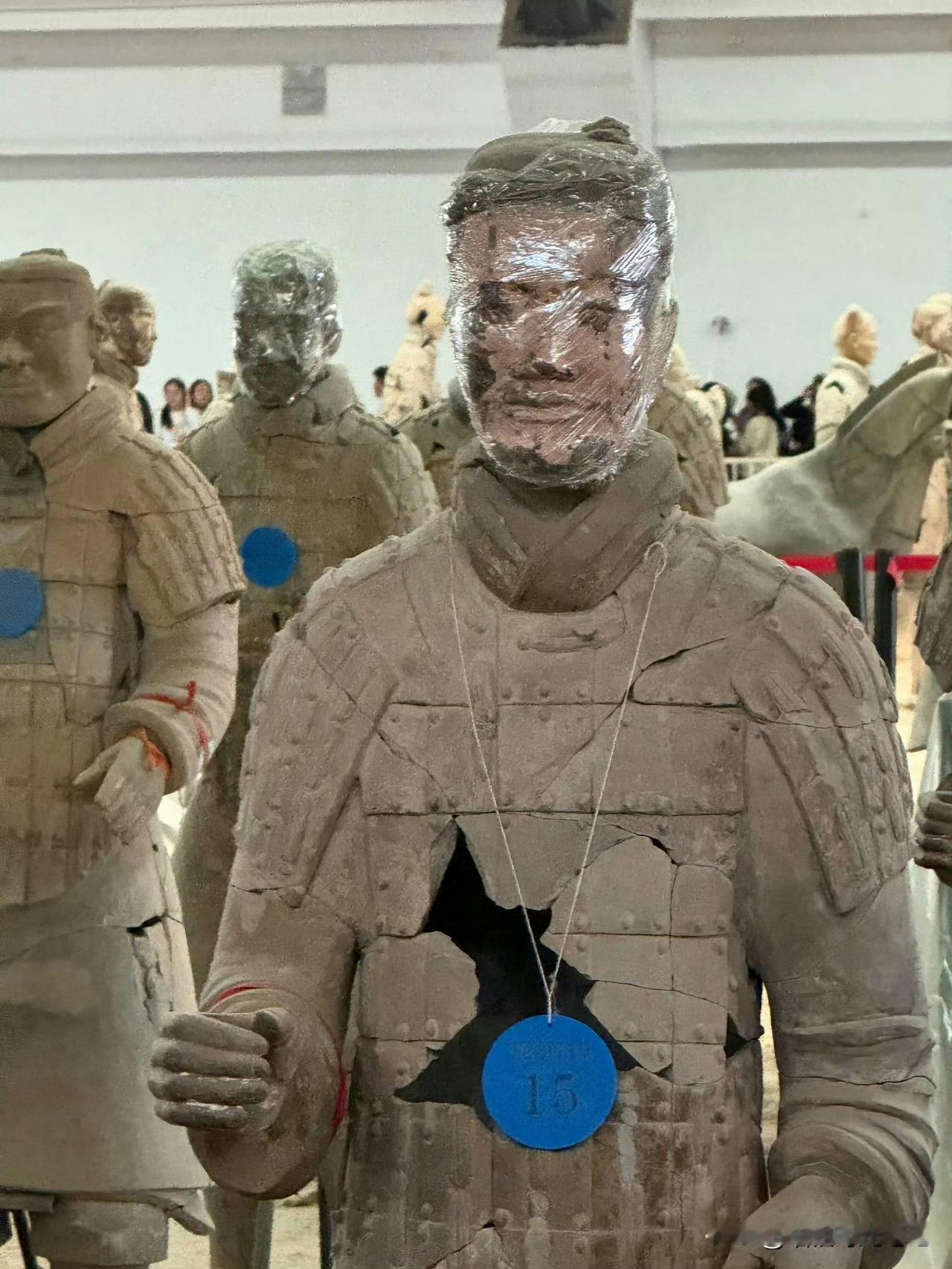 我以为是刚“新鲜出土”的兵哥哥，导游说虽然已经出土一年多，但凑近看，俑的脸上居然