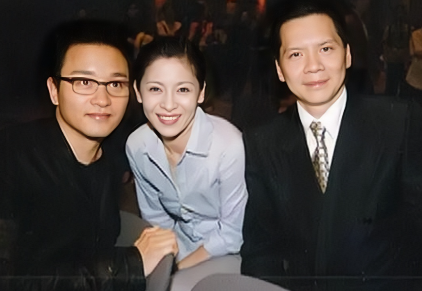 一次，向华强去夜店玩刚坐下，就听见广播喊：“来宾向华强先生，请到柜台接电话。”原
