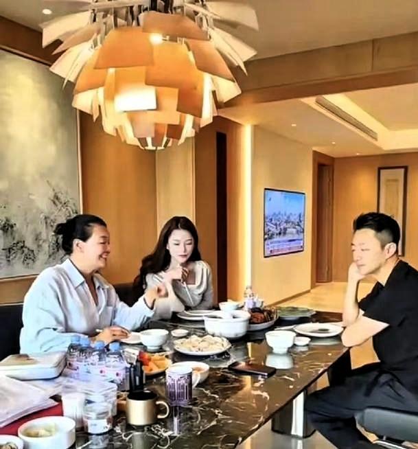 兰姐“护媳”大戏：饺子里的爱与算计饺子上桌了，汪小菲想吃第一个，兰姐拦住了他，