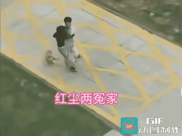 女人真狠啊！她专踢男人的下三路！小两口出门散步，路上不知因为啥发生了争吵！男人气