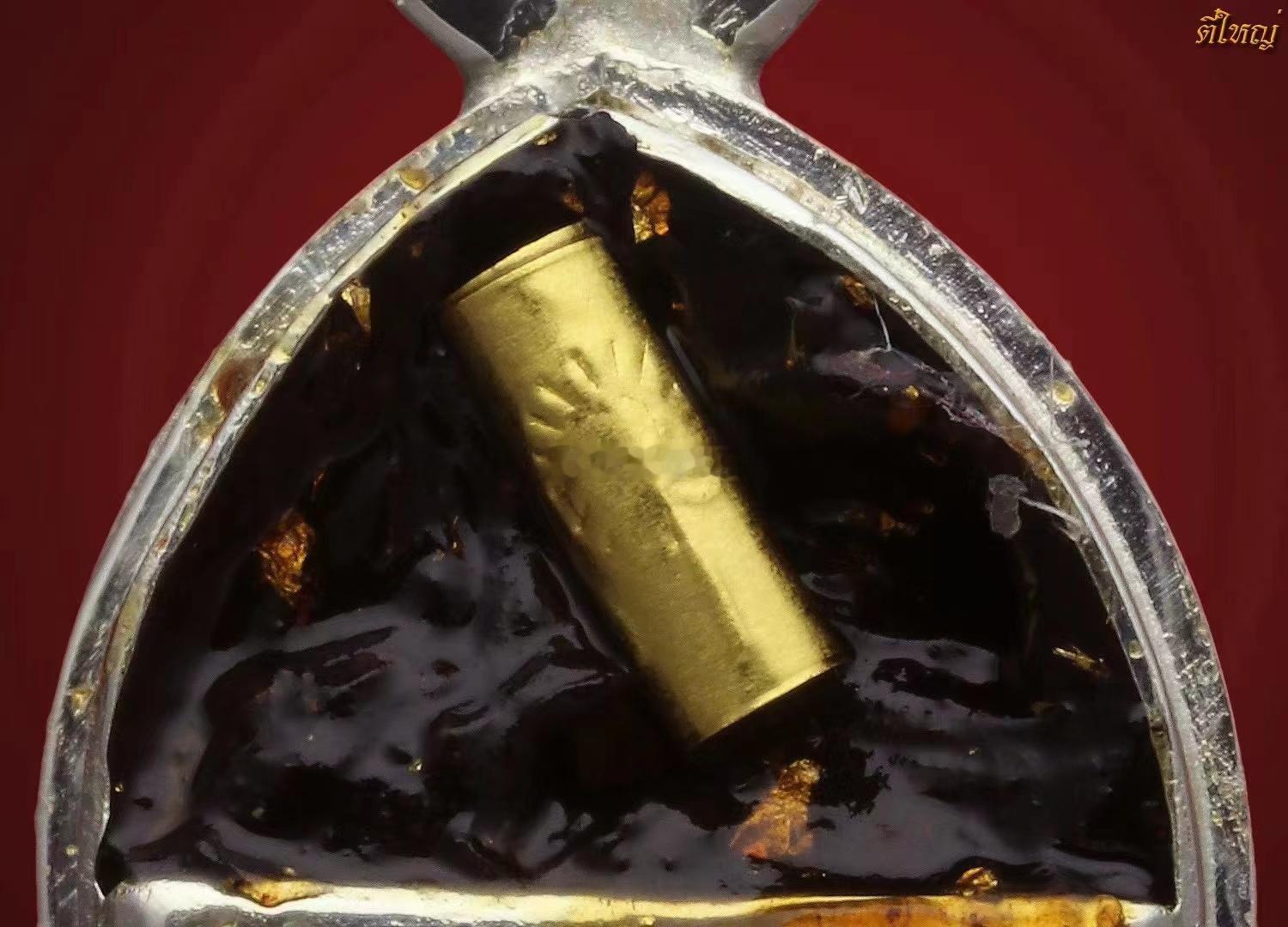 无数人还愿的帕勇康金膏，寺庙发行没有任何争议的版本。手中还有两粒泰国能量佛牌​