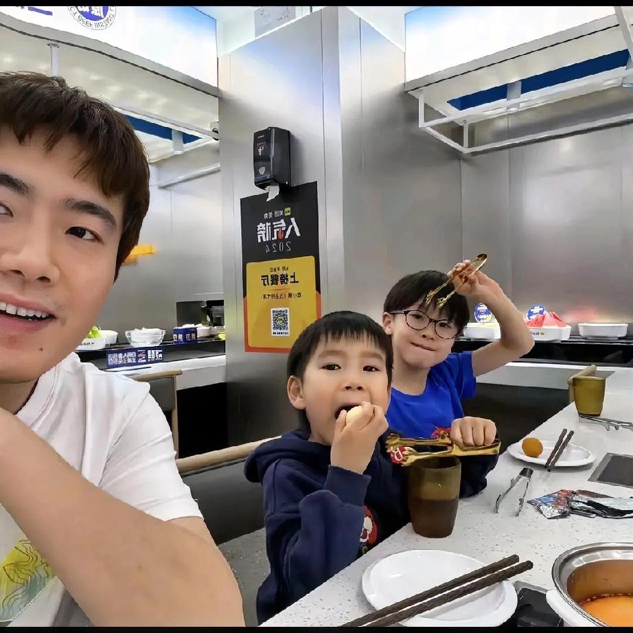 黄小娘子：王爷，大事不好，王大娘子和林小娘子吵起来了，现在拉着我给她磨刀，说是要