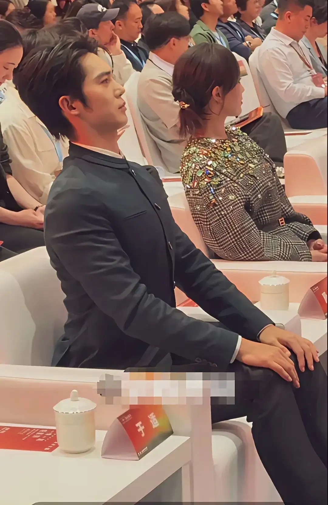 这位大哥这个坐姿像极了军人