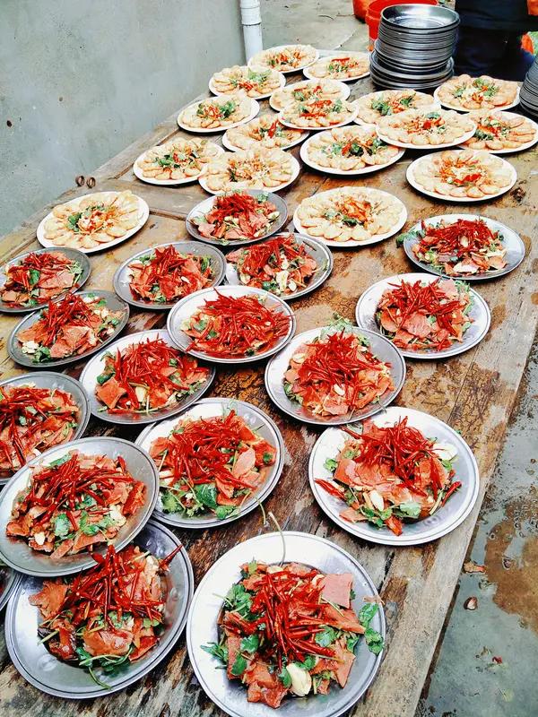 农村喜宴的菜那可太有特色了。一般都有红烧肉，色泽红亮，肥而不腻，入口即化，是喜宴