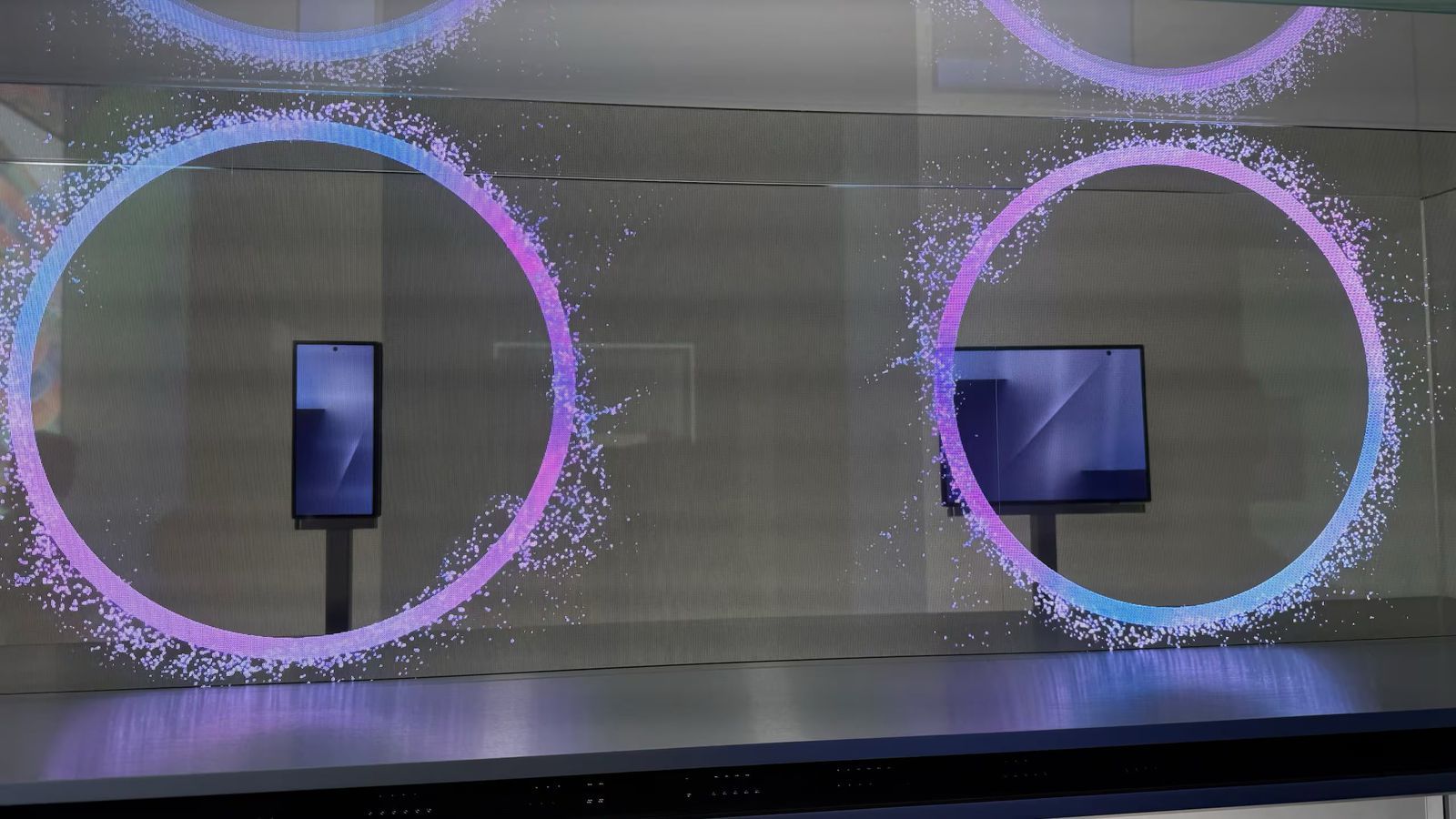 【三星推出首款“三折叠机型”,该机型配备两个铰链,展开堪比平板电脑显示屏】据《朝