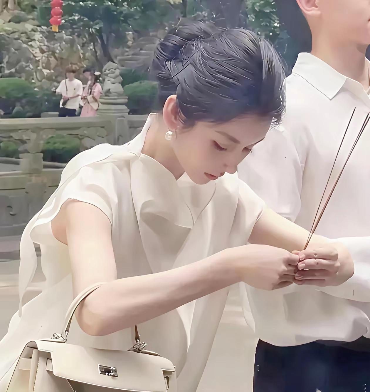 她看着什么都有了，到底还在盼着什么呢？