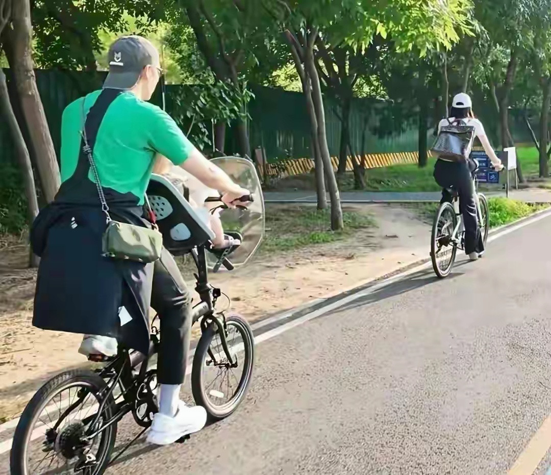 陈伟霆何穗一起北京骑行遛娃，光是背影看起来一家三口都非常幸福