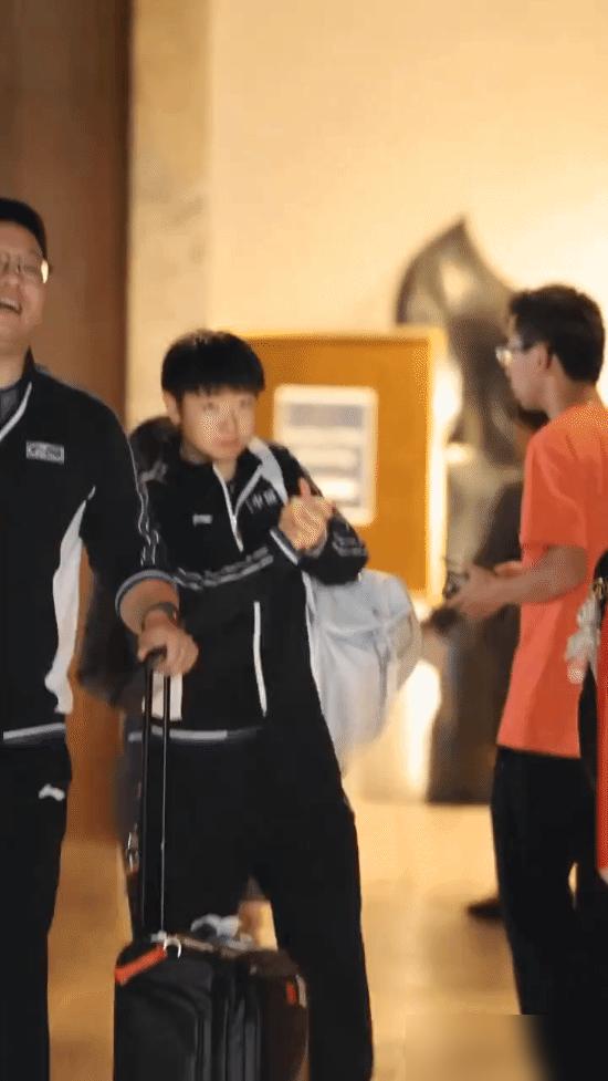 莎莎和德华，佳佳吃完早餐去上训啦，这是莎莎在香港的第一训。大概就是几个小朋友