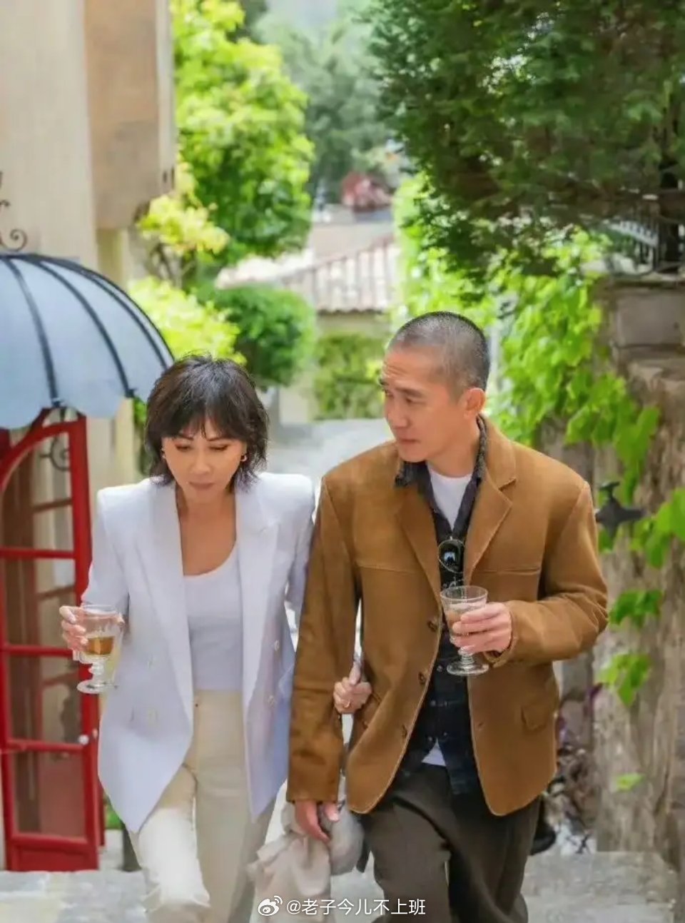 58岁的刘嘉玲没有要孩子，一个人居住在上海，而梁朝伟则在日本独居了近30年。有个