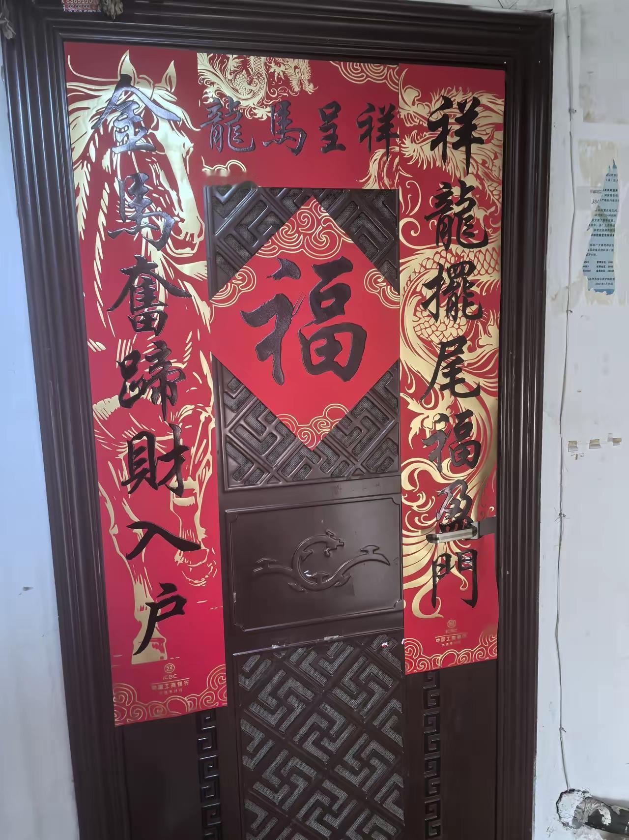 隔壁两家邻居贴的对联，大家看看对不对？怎么觉得都有问题呢？按“仄起平收”原则，好