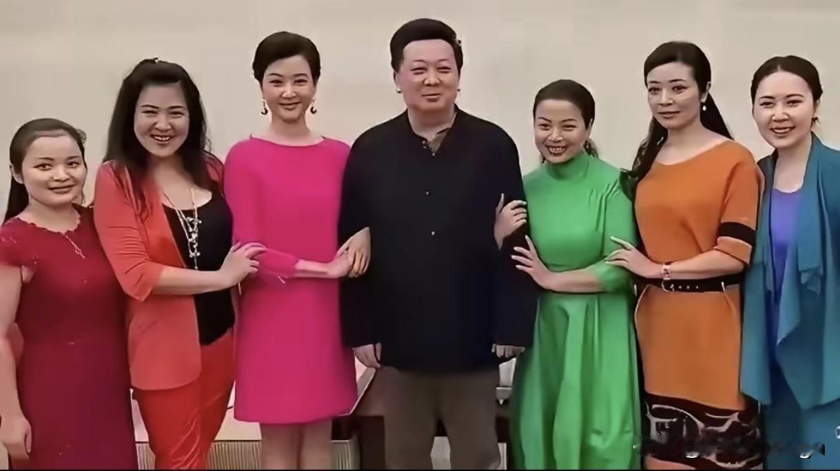 照片正中间站着的是歌唱家郁钧剑，他穿着一件黑色的中式立领上衣，笑容满面，看起来非