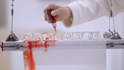 肖战用冰块画了一幅画沉浸式看肖战用冰块作画太治愈！透亮无杂质的冰块上，他亲手滴