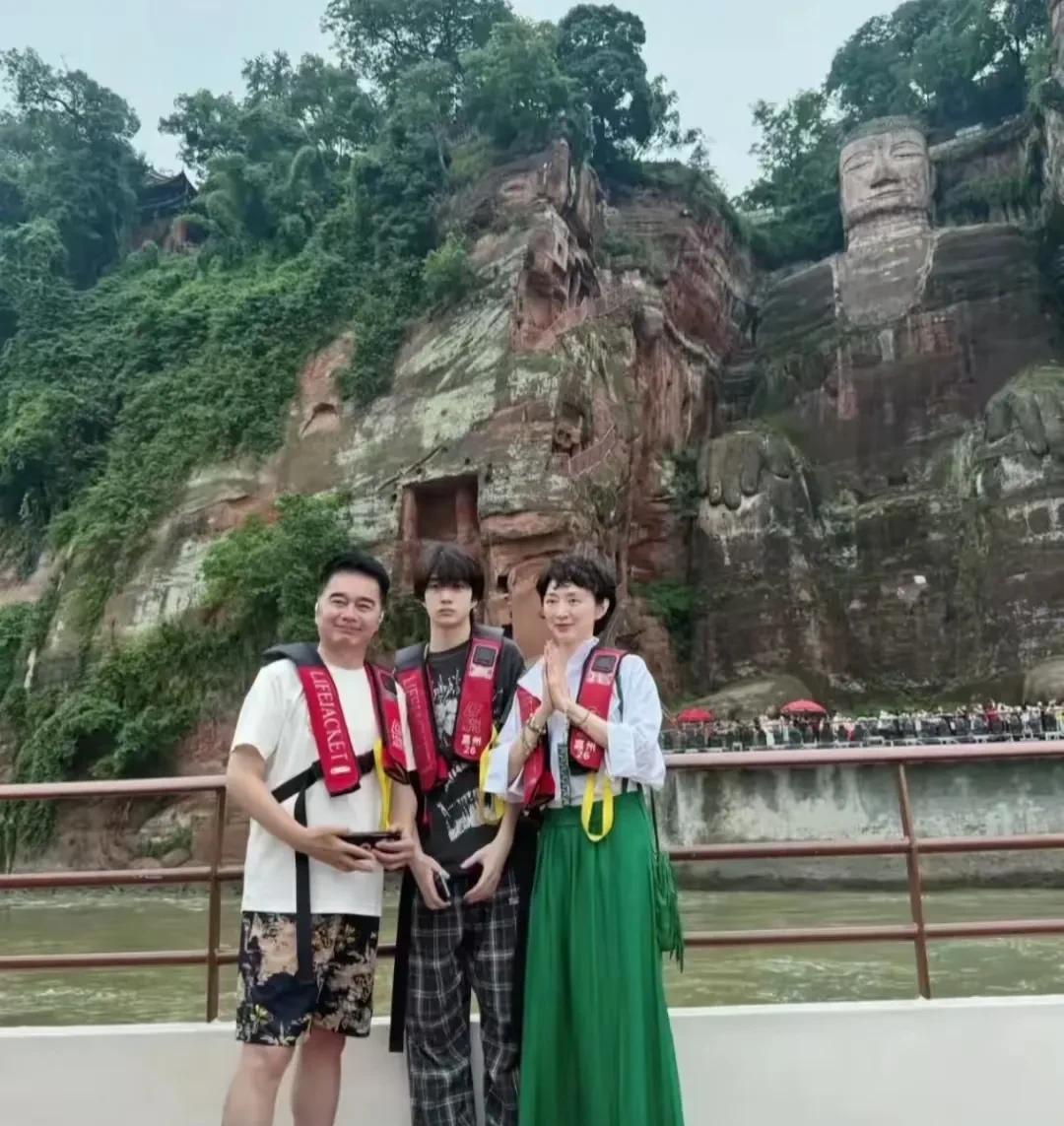 61岁的许亚军带着一家老小逛乐山，这画面简直太甜了！谁能想到啊，人家和小12岁的