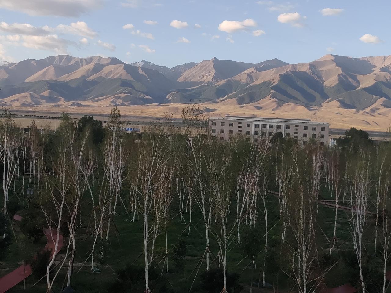 人到中年才成年。活到一定年纪才慢慢读懂，成年人顶级的清醒，是收回想要改变别人的