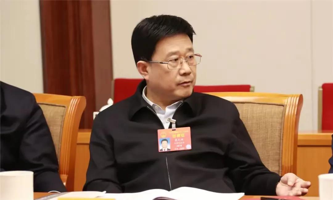 #江苏人大财经委原副主任戴元湖被查#看来他还是在江苏人社厅厅长位置上出的事，因