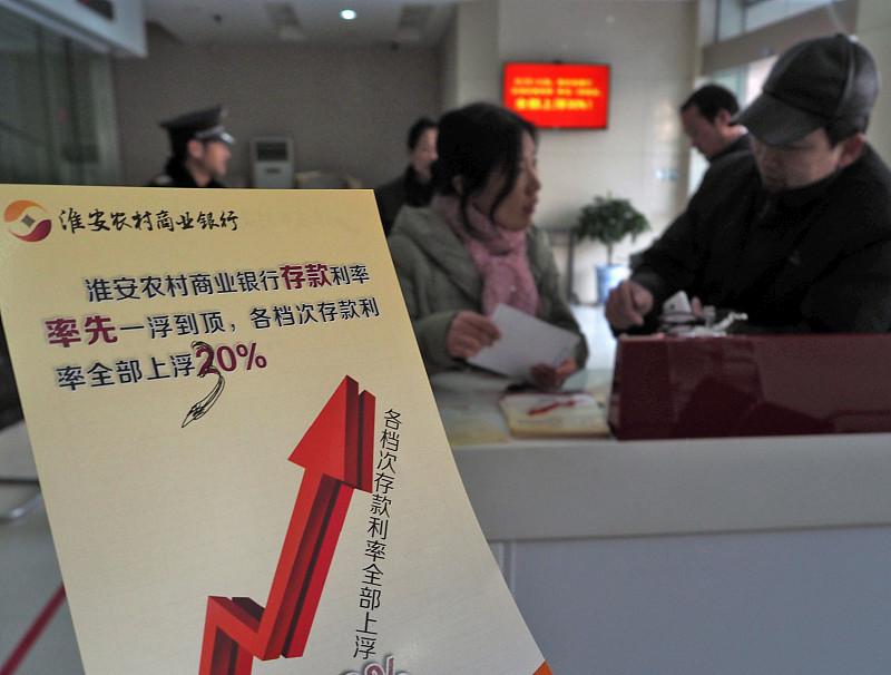 利率持续下行，存钱要换新思路现在存款利率一路往下走，还想着一把钱全存长期吃高息