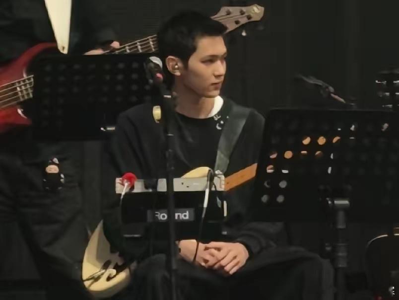 张智霖儿子，在老爸广州演唱会上，担任吉他手！不得不说，他儿子真的很靓仔，继承了他
