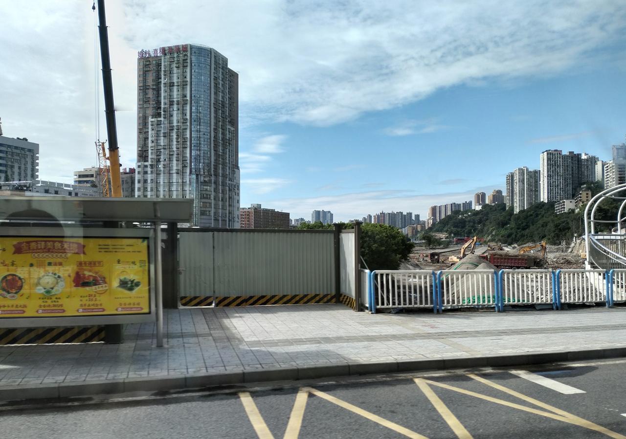 重庆菜园坝火车站站场开工建设，这是两个月前坐车路过外边所拍。这座车站三年半之前就