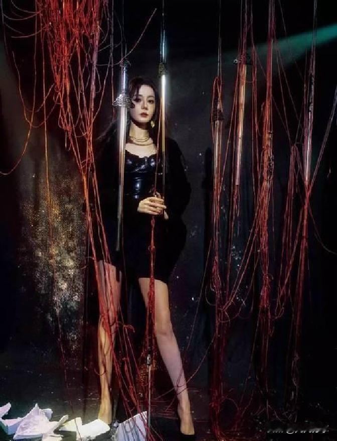 最近，迪丽热巴的新剧《枭起青壤》一开播就炸锅了，那套黑漆漆却闪着诡异光泽的衣服，