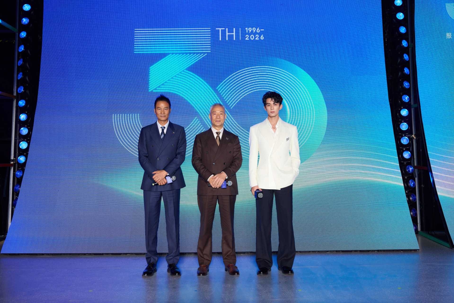 吴磊乘船入场报喜鸟三十周年庆典这一幕，建议载入明星出场教科书。一身报喜鸟大师高定