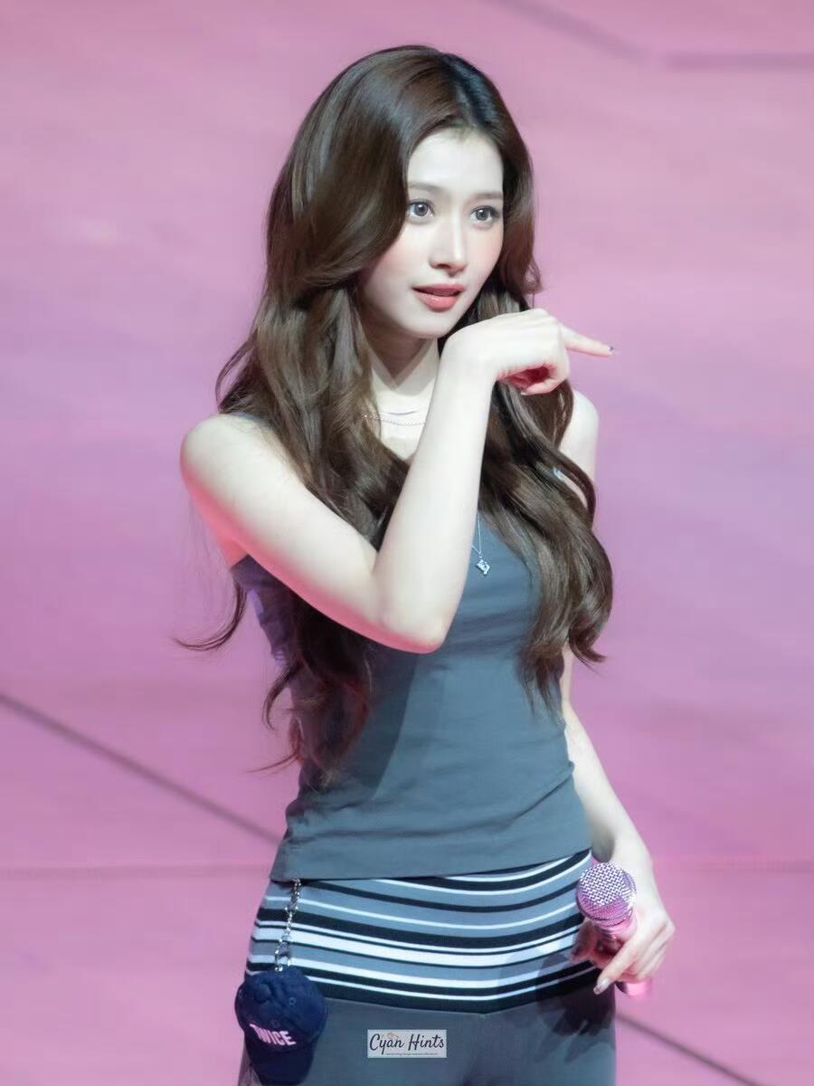 这种反差真的只有Sana这个女人才能给我我才发现风格这么成熟性感的一女人竟然是