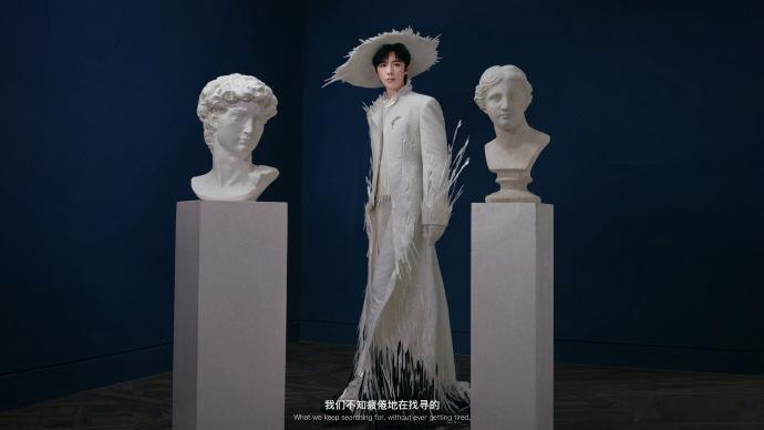 刘宇宁撞衫仙鹤谁懂这种仙野反差！刘宇宁南京演唱会开场一身白衣宛若仙鹤降临，仙气飘