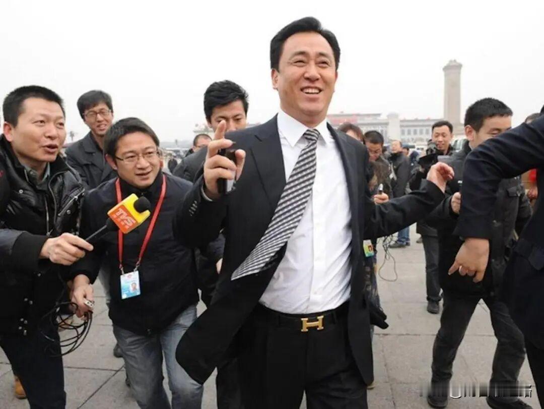王兴兴们新贵崛起了，许家印们老登倒下了！有些巧合，放在一起看，会突然有了时代