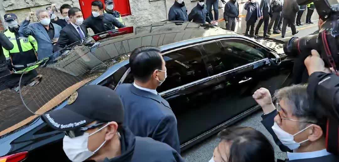 尹锡悦衣不遮体，地上撒泼打滚耍无赖，老脸都不要了！就在今天，韩独检组前往