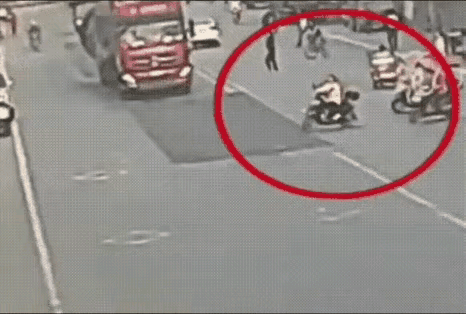 网友惊呼，天啊，最后居然还能爬起来！简直不敢相信！老铁们看看这个视频，你们能相信