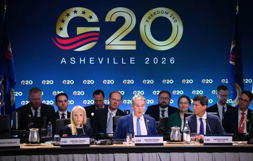 G20合照日本站C位、中国靠边？看懂贝森特的心思，就不气了！这次美国主办的G