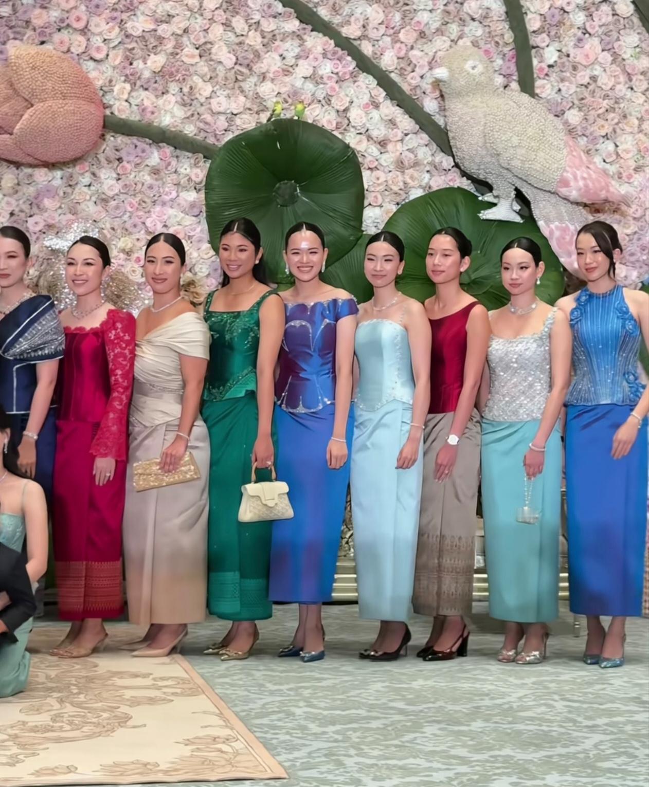 这组照片拍摄于2026年8月15日，是柬埔寨集茂家族订婚盛典上拍下的大家族合影，