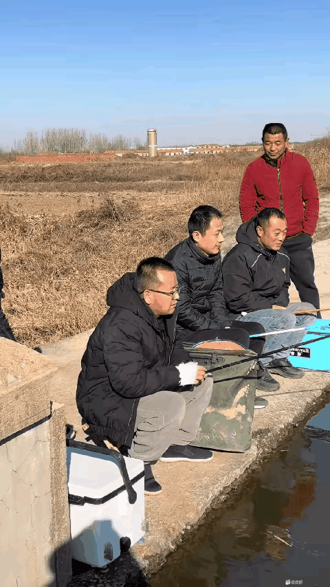 红衣服：这娘们挺虎的