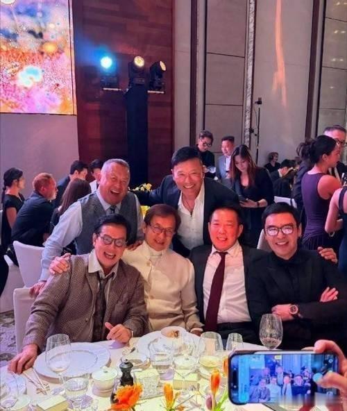 谭咏麟直言：世纪友谊难得！8月3日，谭咏麟在社交平台晒出了多张照片，参加世纪婚宴