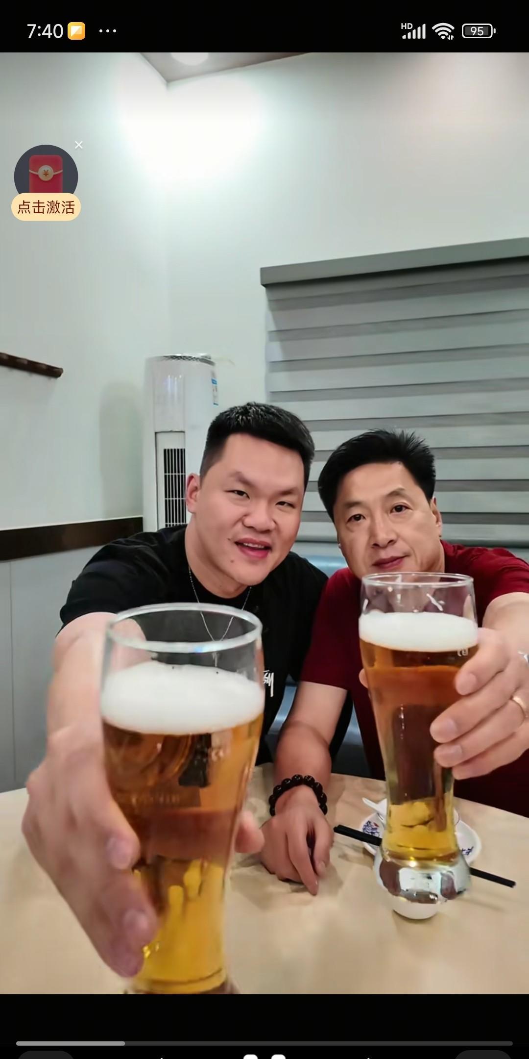 两个CBA的正能量师徒聚会干杯啦！其实广东男篮总经理朱芳雨，还是不错的，人品素质