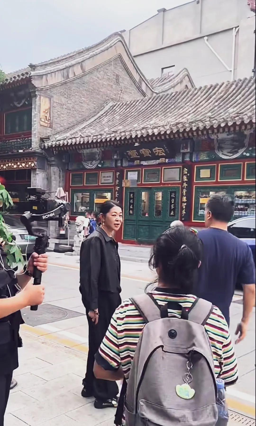 倪萍老师现身北古玩市场，一身黑色衣服，朴素低调，身形消瘦脖子有点前倾，眼睑浮肿，
