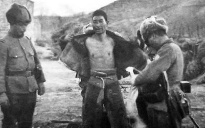 1944年，八路军侦察员曹世范执行完任务后，前往一位村长家中借宿，村长热情款待，