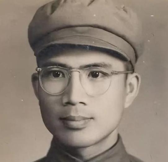 1951年，一个15岁新兵擦大炮，埋头看瞄准镜，谁料突然瞅见，敌人阵地上出现一奇