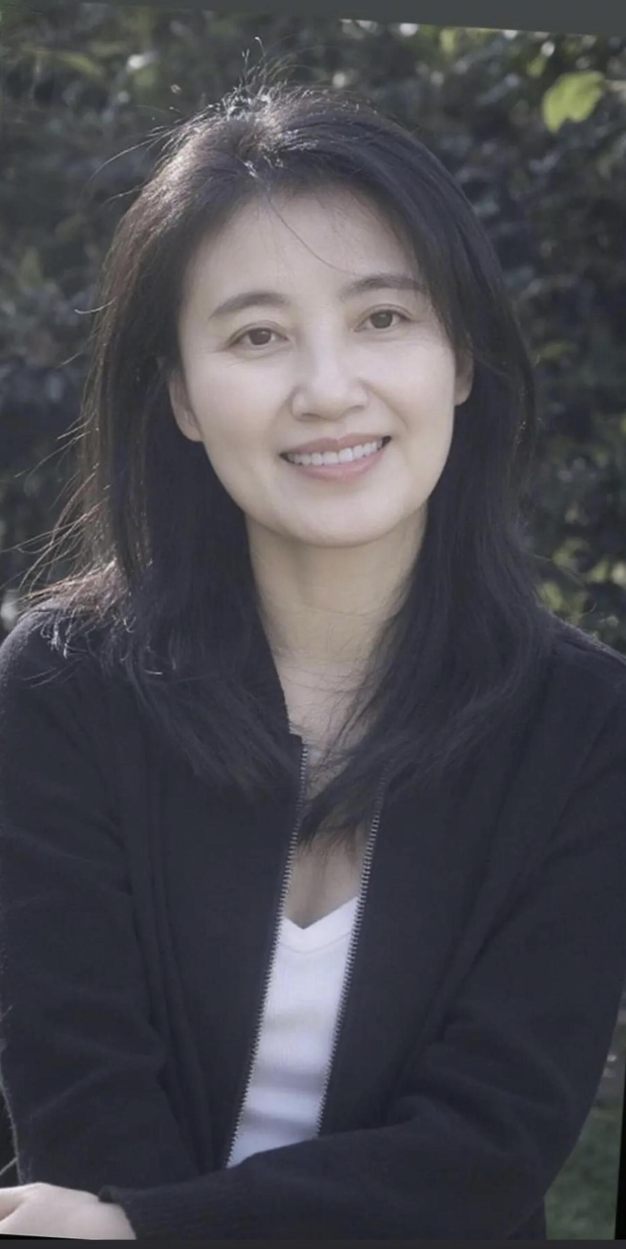 不加任何修饰的中年女人，看着比较耐看，大方自然，比那些浓妆艳抹的女明星有气质，大