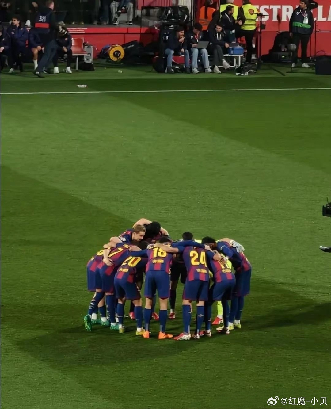 有球迷认为，巴萨复兴只差一个好中卫。本场欧冠，巴萨攻击力惊人，对阵纽卡狂轰7球，