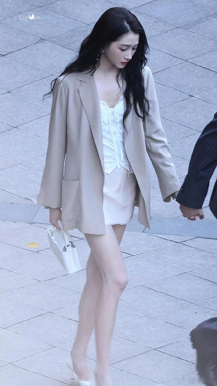 关晓彤孟露莎背影美到失语天塌下来有关晓彤腿顶着定格绝美背影瞬间，关晓彤长腿瞩目