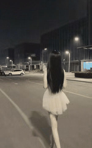 她的背影，让我迷恋了很久很久…