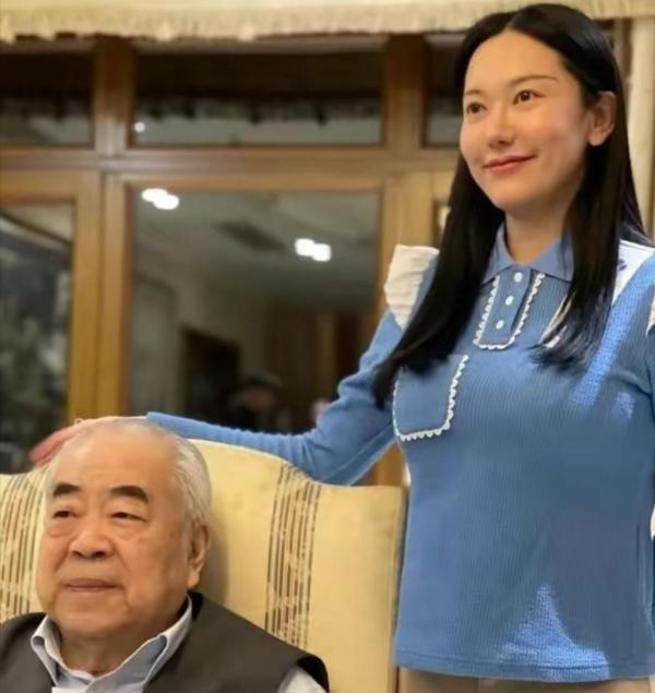 一次，有人问知名画家范曾：“你都86了，为什么还要娶一个36岁的女子当老婆，难道