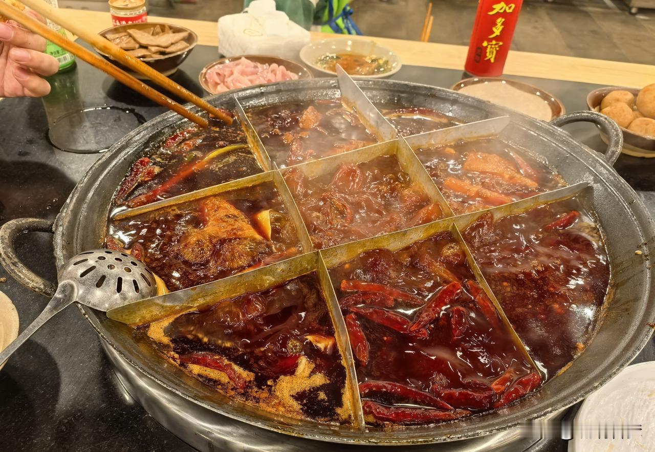 同样是开店，但隔壁的生意就是好，我也是不得其解。重庆的火锅全国闻名，但一家企
