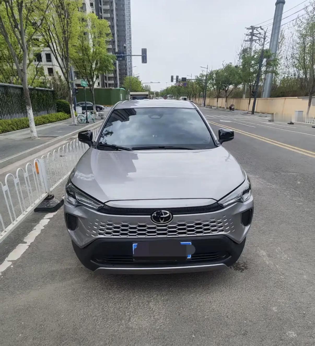 丰田卡罗拉锐放是一台非常稳当务实的家用SUV。外观设计耐看大方，前脸格栅搭配细