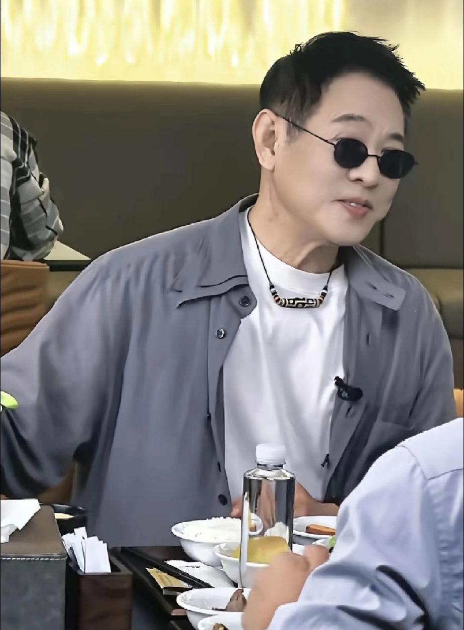 李连杰肉眼可见的回春了,有人说是P图的原因,也有人说就是状态好了,看起来活力