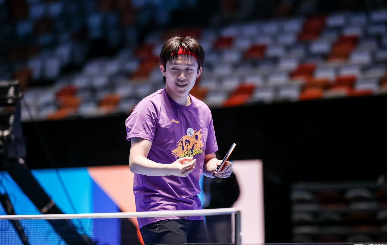 一刻都不浪费，国乒孩子们抵达海口第一天就开始训练了[加油]！孩子们穿着自己喜