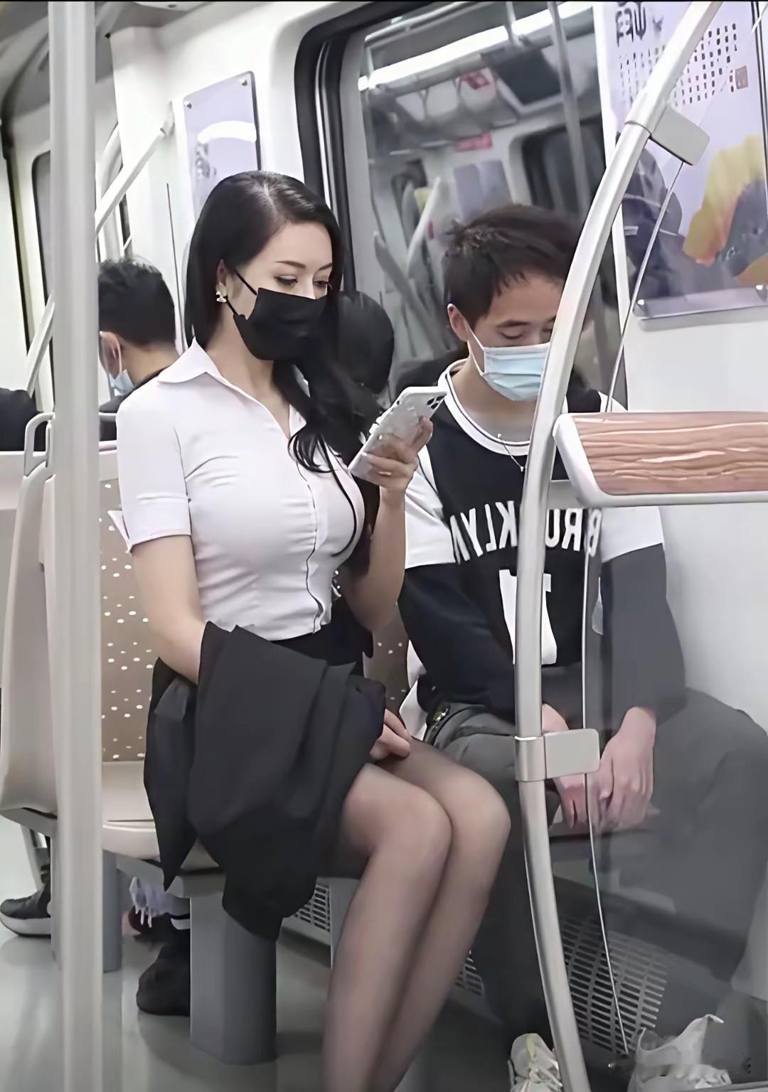 这小伙好像身体不是很舒服，也许两个人根本就不认识，但是这个女孩非常的善良，看这个
