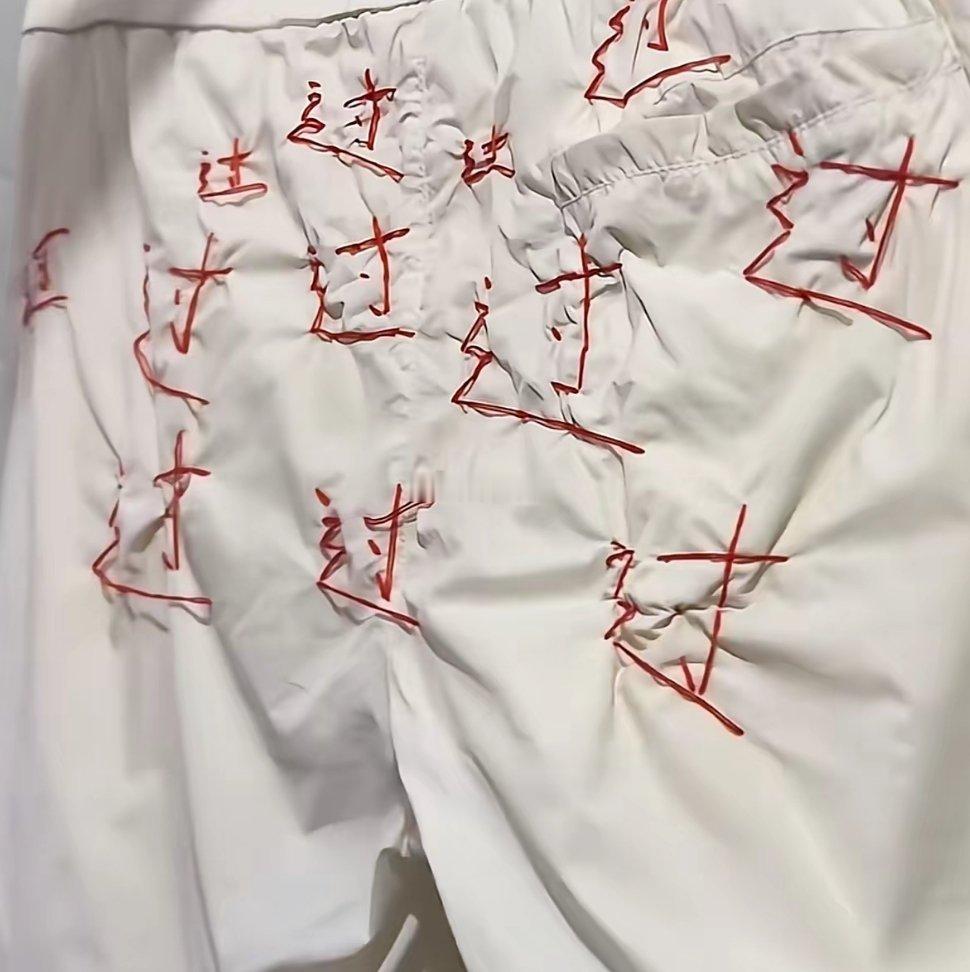 孩子即将高考，妈妈在裤子上给缝了“一腚过”